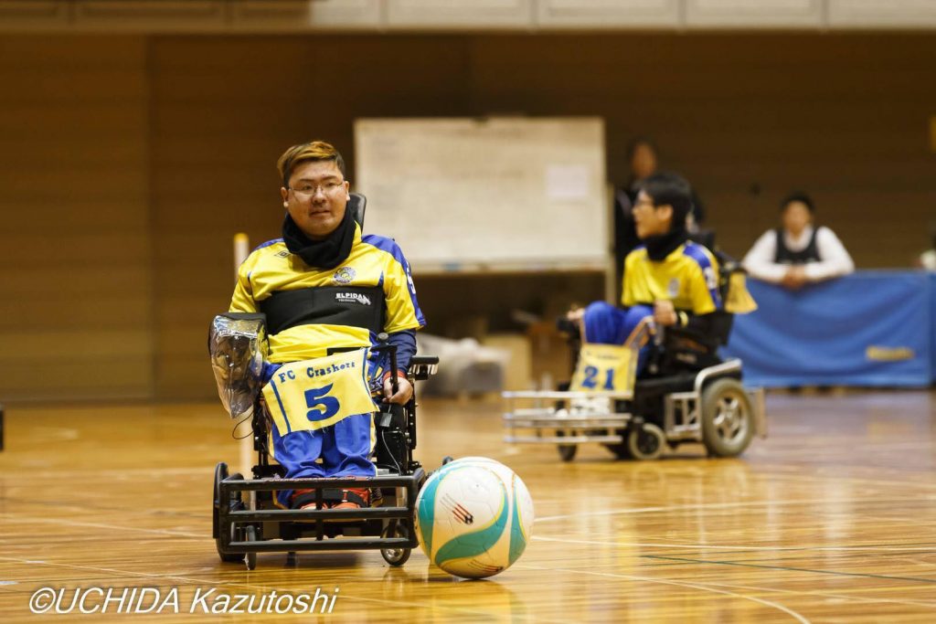 車いすサッカーの試合風景